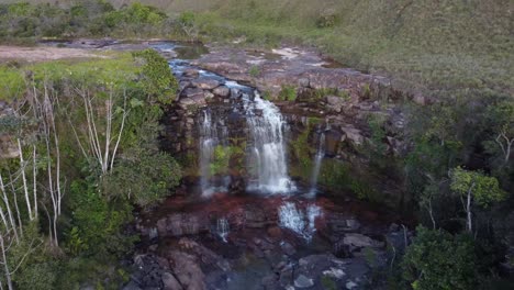 Toma-Aérea-De-La-Cascada-Quebrada-Pacheco,-Ubicada-En-La-Gran-Sabana-En-Venezuela