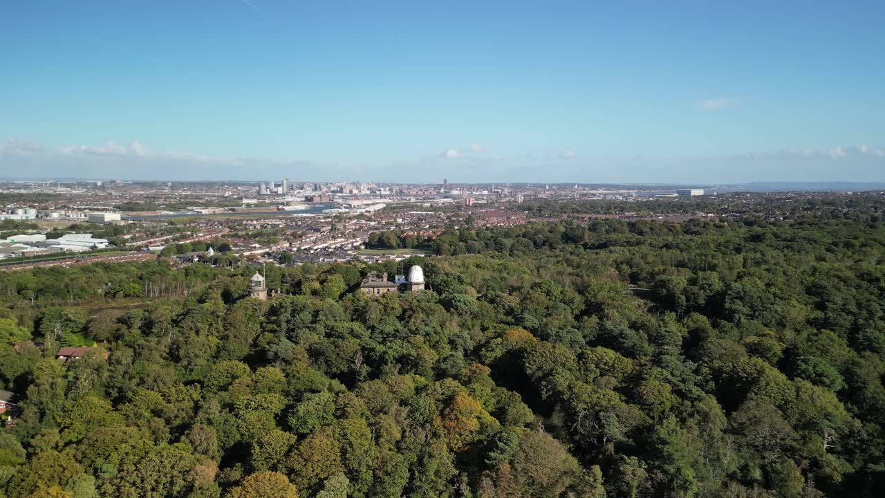 drone aéreo del observatorio bidston volar hacia adelante y revelar - telón de fondo de la ciudad de liverpool