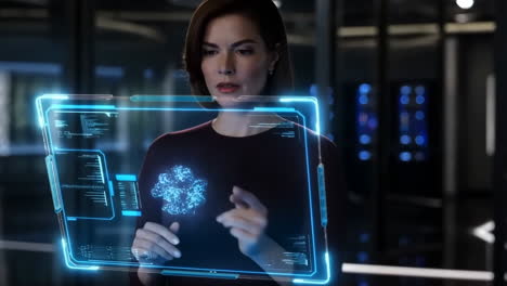 mujer interactuando con una pantalla holográfica