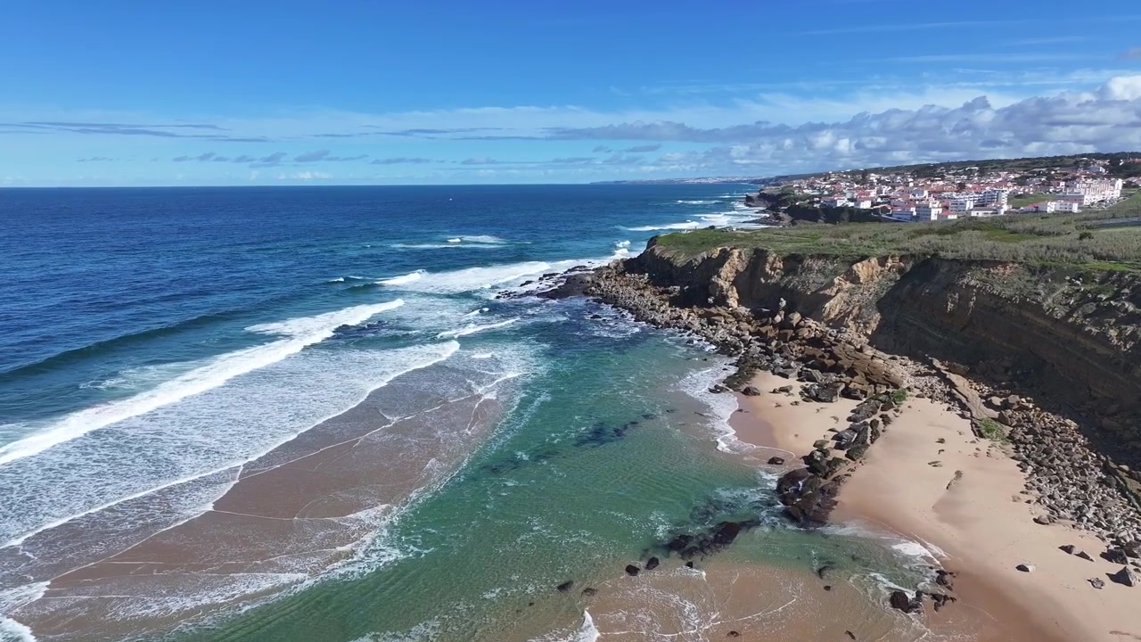 Praia Grande em Sintra, no Distrito de Lisboa, Portugal. Horizonte da praia. Paisagem natural. Viagem de verão. Praia Grande em Sintra, no Distrito de Lisboa, Portugal. Cenário tropical