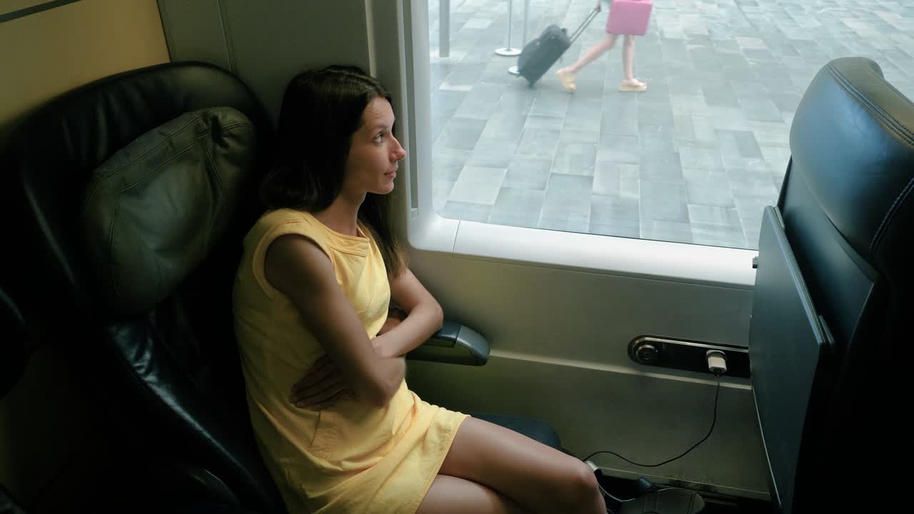 mujer encantadora mirando por la ventana mientras viajaba en tren a madrid. 4k
