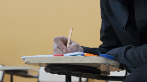 el estudiante escribe en el escritorio.
