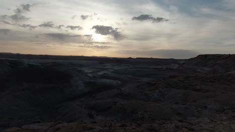 Überflug-Der-Blauen-Und-Orangefarbenen-Wüstenlandschaft-Bei-Sonnenuntergang-An-Den-Bentonithügeln-In-Hankesville,-Utah,-Abenddämmerung,-60-Bilder-Pro-Sekunde