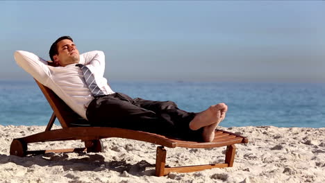 Un-Hombre-De-Negocios-Sin-Estrés-Relajándose-En-La-Playa.