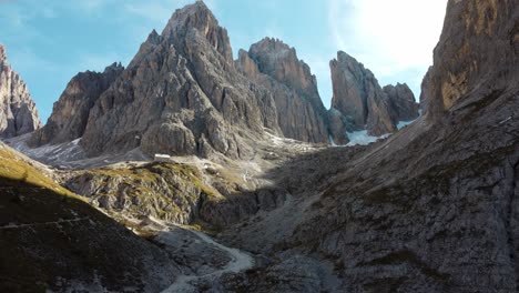 Refugiado-De-Vicenza-En-El-Macizo-De-Sassolungo