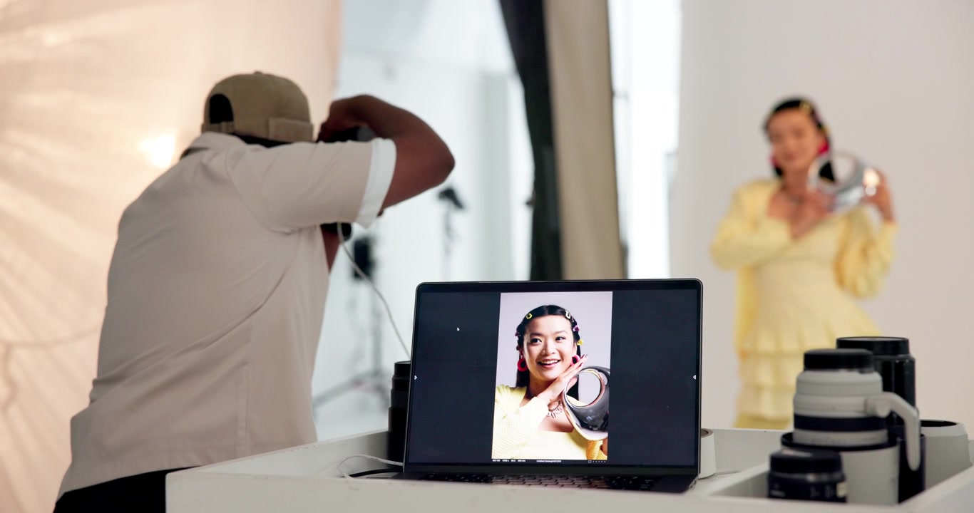 Fotografo che scatta foto a una modella in uno studio