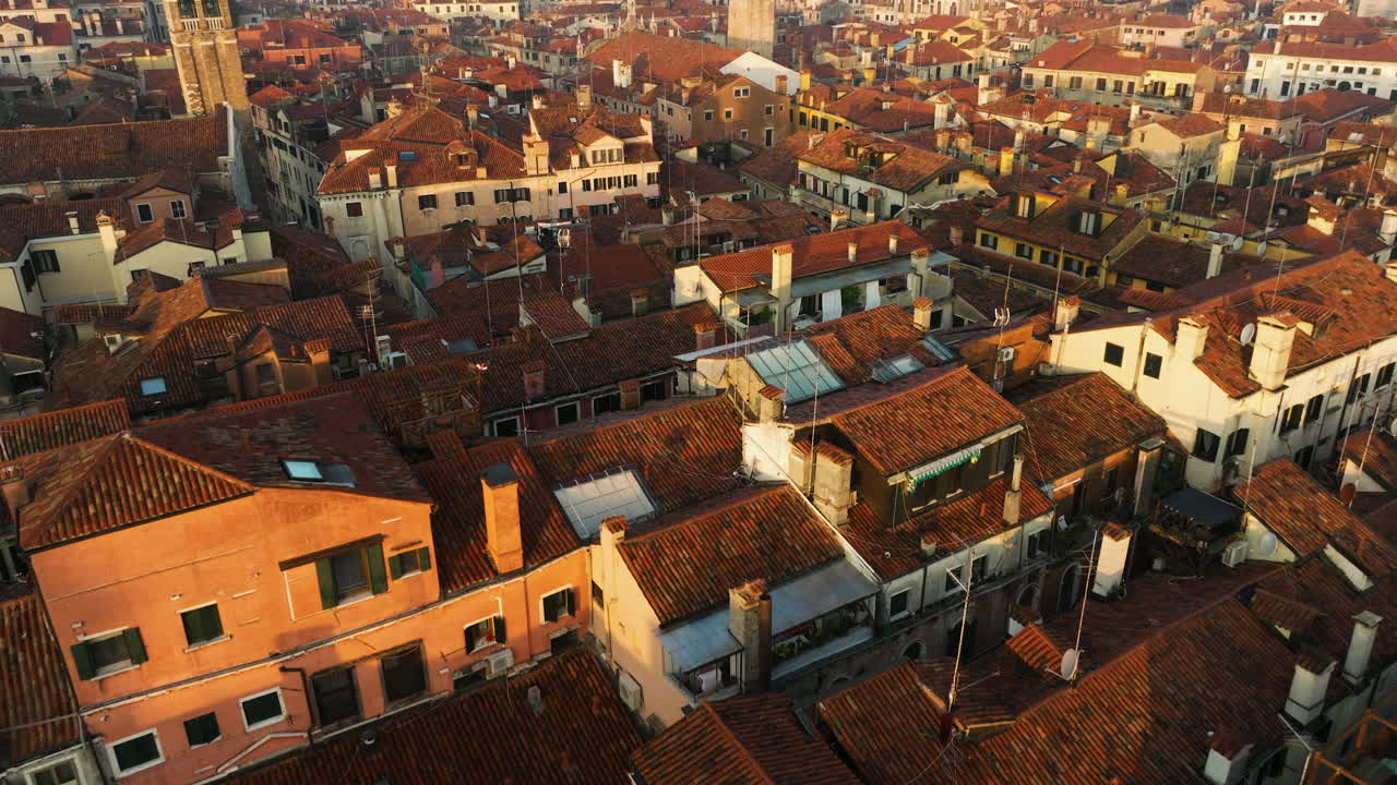 Veduta aerea di case con tetti in tegole nella città di Venezia, Italia all'alba
