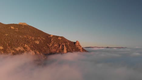 Amanecer-Alpenglow-Con-Montañas-Rocosas-Doradas-Sobre-El-Mar-De-Nubes-Espesas