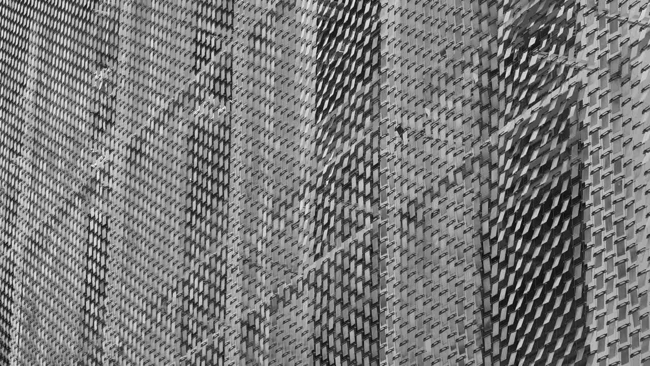 Dynamische, monochrome Architekturfassade mit verschiebbaren Panels