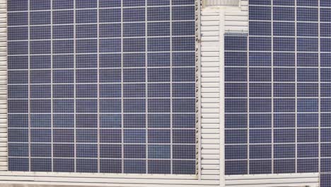 vista aérea de arriba hacia abajo avanzando sobre el techo de una empresa completamente cubierta con paneles solares