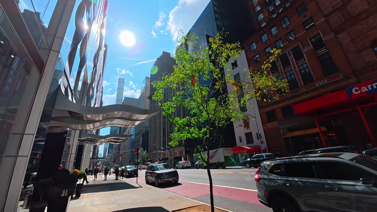 New York, USA, 1 agosto 2025: vista sulla strada vicino alla Carnegie Hall a New York. Strada trafficata di Manhattan con la Carnegie Hall visibile e auto che percorrono il viale