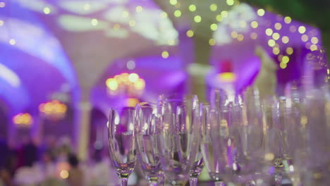 copos de champanhe de perto durante uma festa de véspera de ano novo