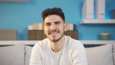 un joven riéndose de sí mismo.