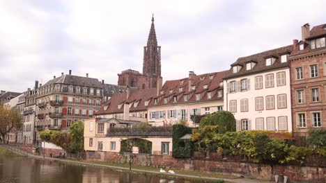 Catedral-De-Estrasburgo-Que-Se-Eleva-Sobre-El-Antiguo-Pueblo-A-Lo-Largo-Del-Río
