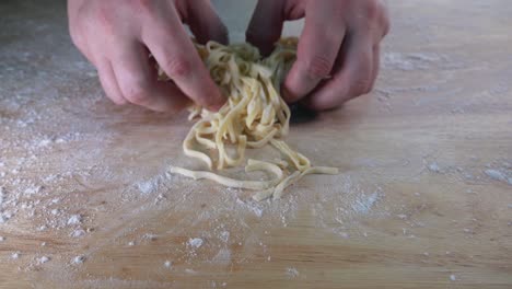 Pasta-Fresca-Sobre-Una-Superficie-De-Trabajo-Enharinada