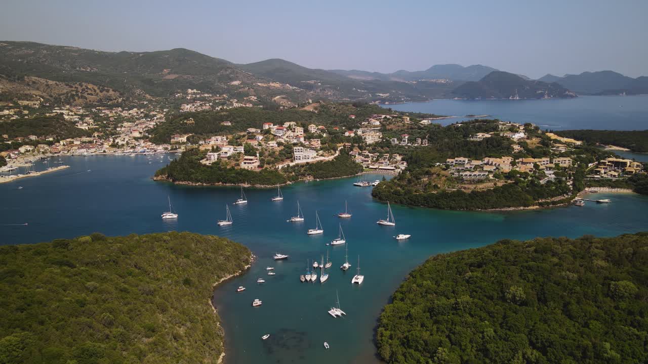 drone encima de sivota grecia veleros