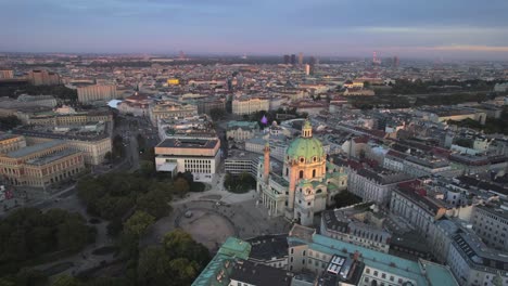 dron aéreo sobre karlskirche vienna paisaje urbano de la arquitectura de vienna austria al atardecer