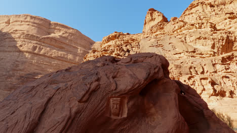 Toma-Estática-De-Bajorrelieve-En-Honor-De-Lorenzo-De-Arabia,-Wadi-Rum,-Jordania