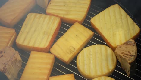 fumando un poco de queso sobre un humo frío