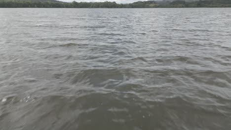 Agua-Turbia-Del-Lago-Escocés.-Paisaje-De-Fondo.-Imágenes-Aéreas