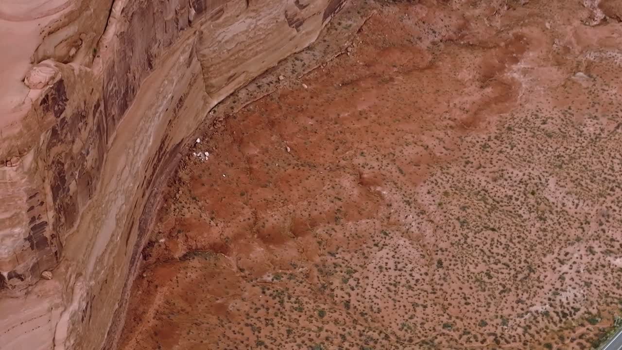 Esplorando le formazioni rocciose rosse nella Moab Valley, Utah, alla luce del giorno