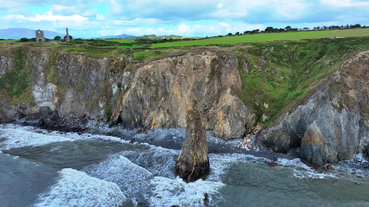 Irland, episke steder: Erosion af havklipper ved Tankardstown, Copper Coast, Waterford, Irland efter vinterstorme.