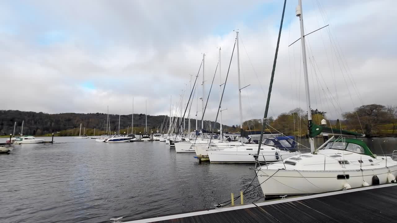 bowness-on-windermere 항구에 정박해 있는 보트, 범선