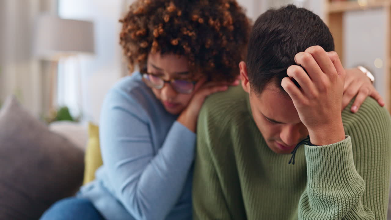 pareja, apoyo y mujer con hombre triste