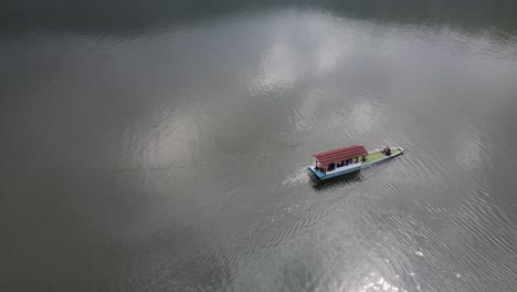 Vista-Aérea,-Barcos-Turísticos-Tradicionales-Navegando-Por-El-Lago