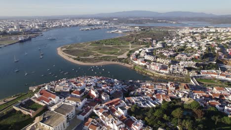 Toma-Aérea-De-Establecimiento-Del-Pueblo-De-Ferragudo-Junto-Al-Río-Arade-Junto-A-Portimão,-Algarve.