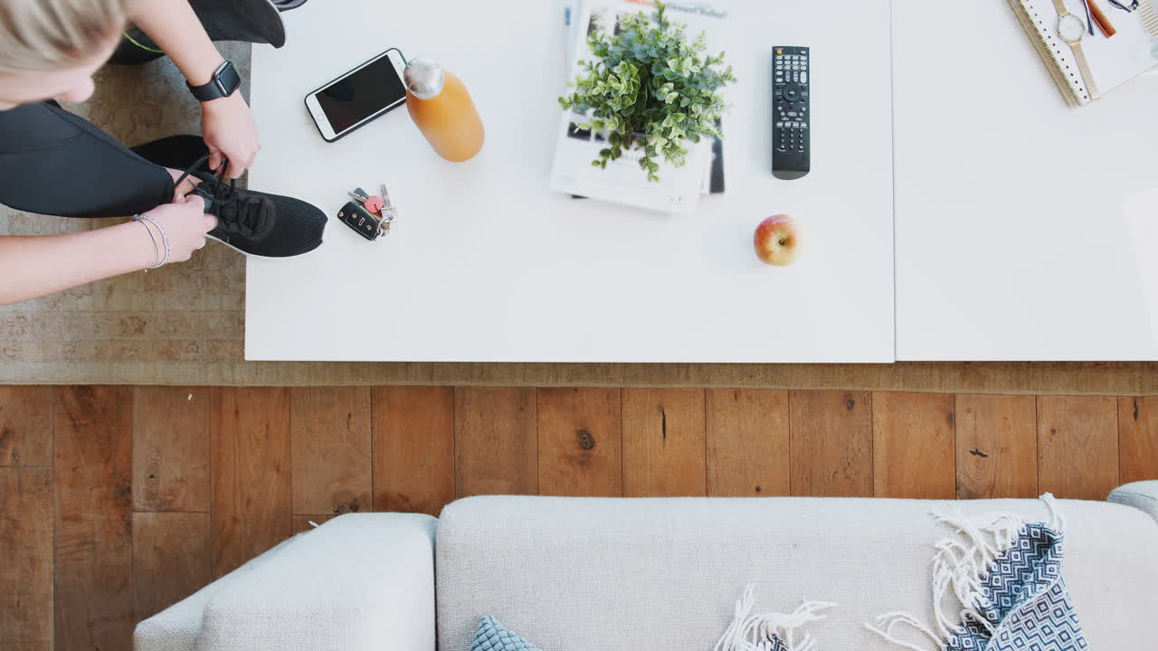 피트니스 수업 에 갈 준비 를 하고 있는 집 에 있는 여자 를 내려다보는 오버헤드  ⁇