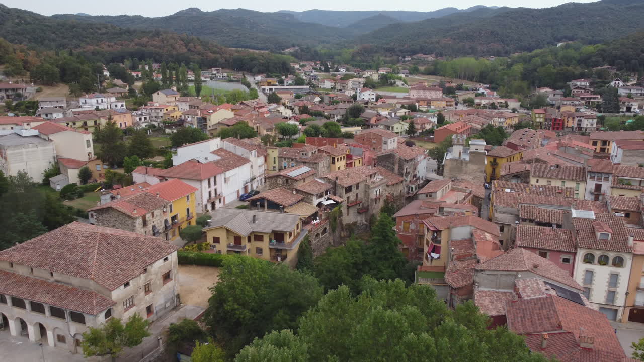 estableciendo una toma aérea de un pequeño pueblo español en las montañas