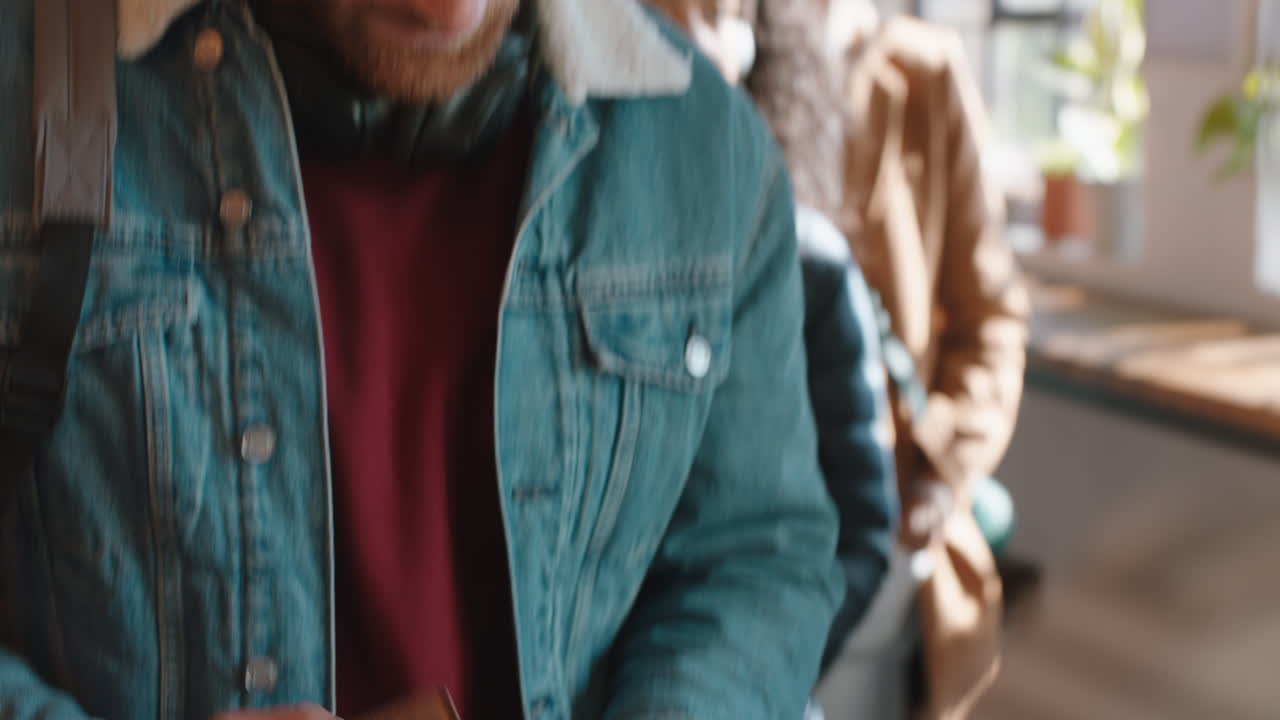 joven atractivo pagando con tarjeta de crédito servicio de transacción comprando café en una cafetería gastando dinero en un restaurante