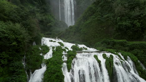 Marmore-Falls,-Cascadas-Artificiales-En-Medio-De-Un-Bosque-Verde-En-Umbría,-Italia