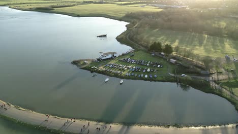 sobrevolar el paseo marítimo de maldon con turistas y amarres en essex, inglaterra, reino unido