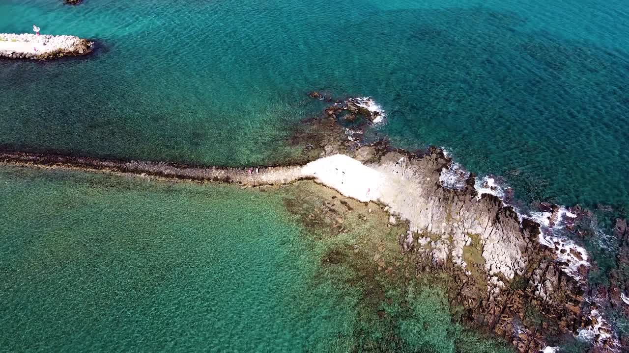 바위 섬 에 있는 상징적 인 작은 예배당, 공중 전망