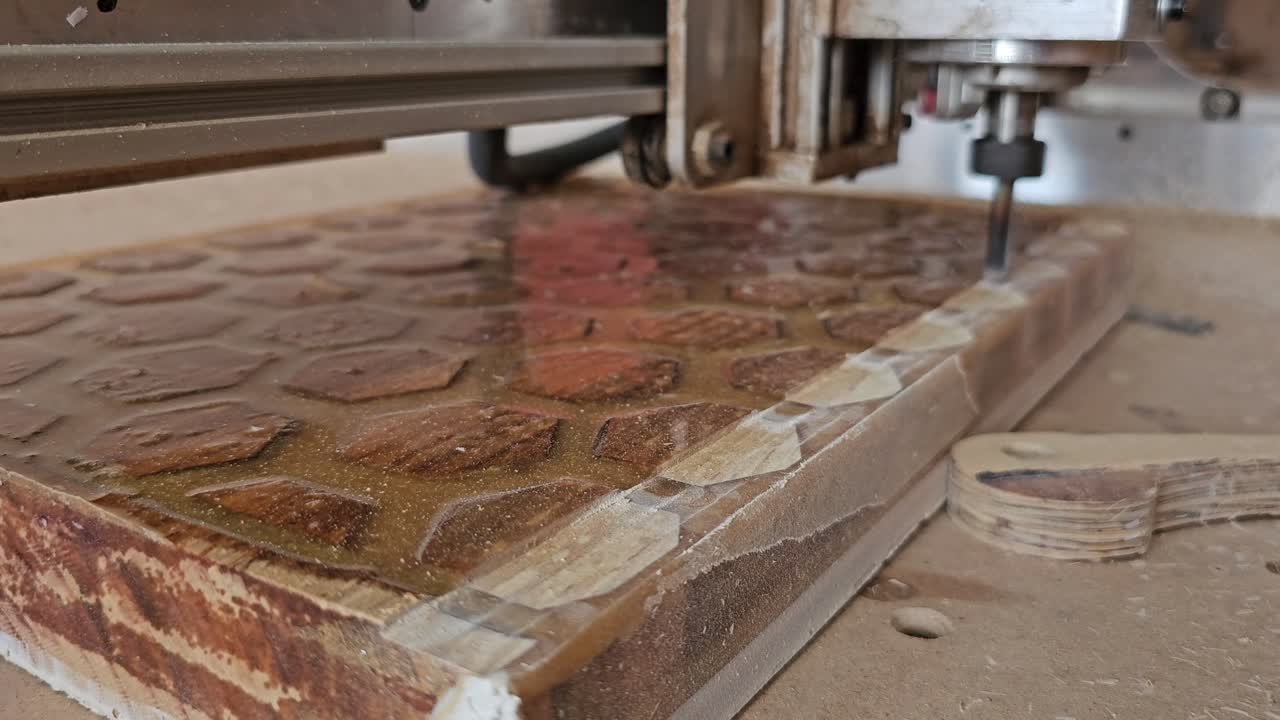 máquina cnc superficie de madera en el taller de carpintería