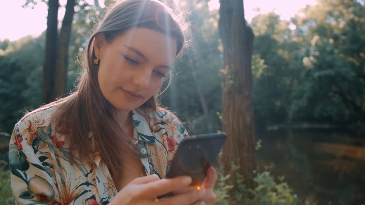 una joven navega por internet en su teléfono inteligente