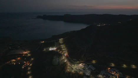 Toma-Aérea-Sobre-La-Carretera-Costera-De-La-Isla-De-Rodas-Al-Atardecer