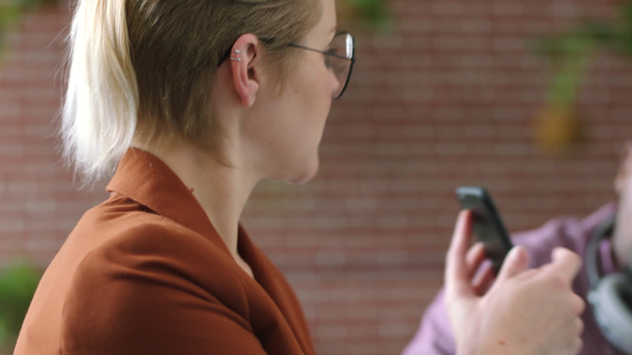 ui, 비즈니스 사람들과 여성은 전화를 보여줍니다