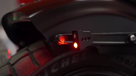 primer plano de la luz trasera y el guardabarros de una motocicleta
