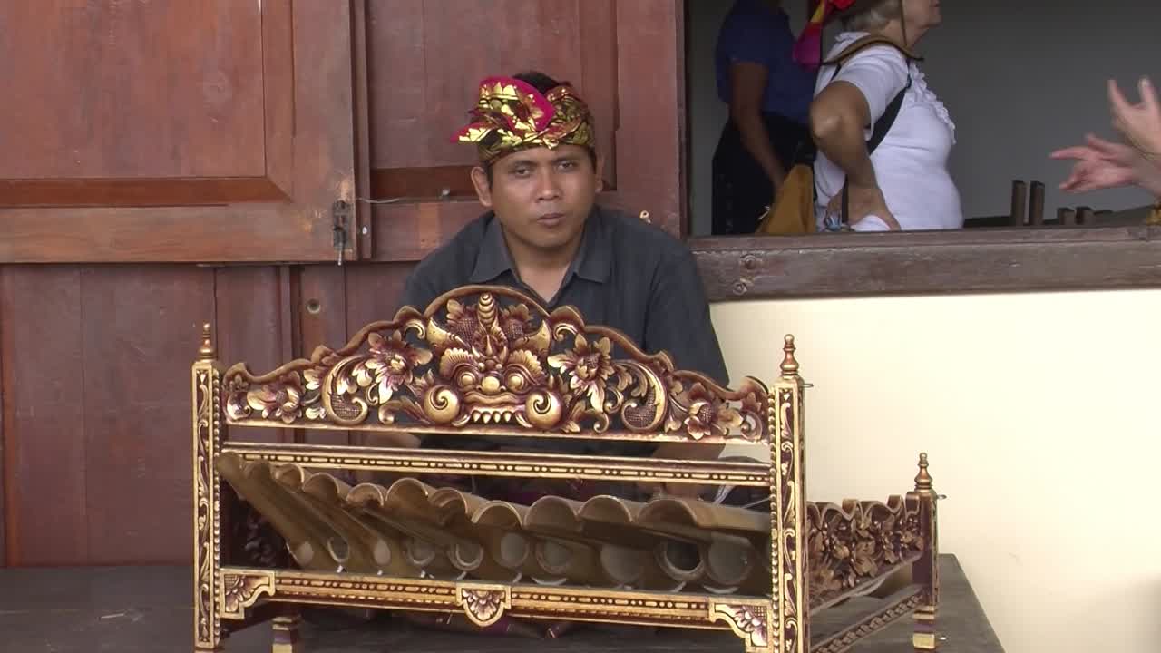 발리의 전통 악기인 린디크를 연주하는 음악가