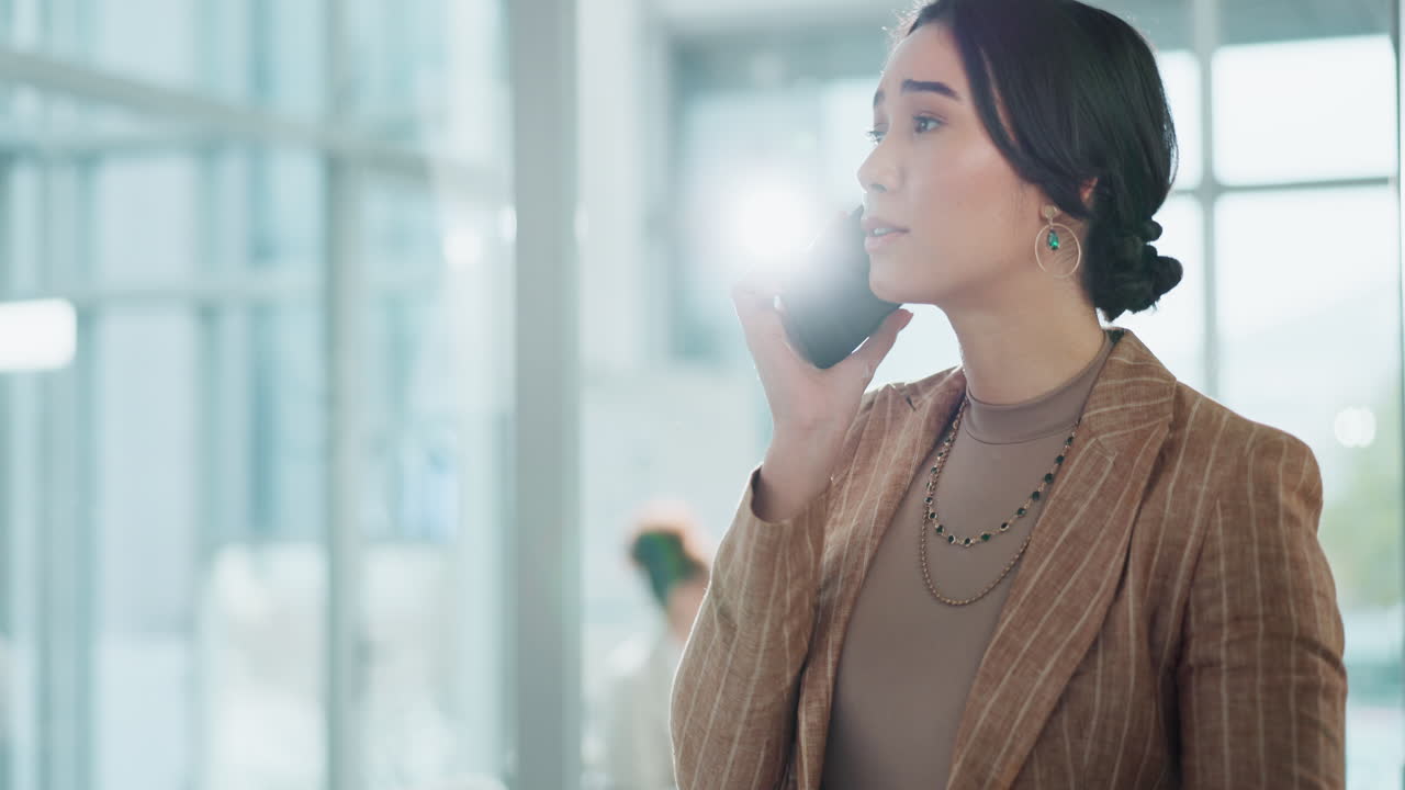 사무실에서 전화 중인 사업가