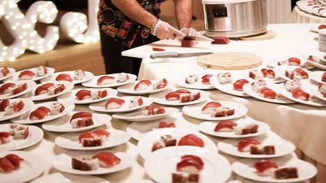 chef profesional cortando y preparando platos de rollos de sushi para un banquete de boda