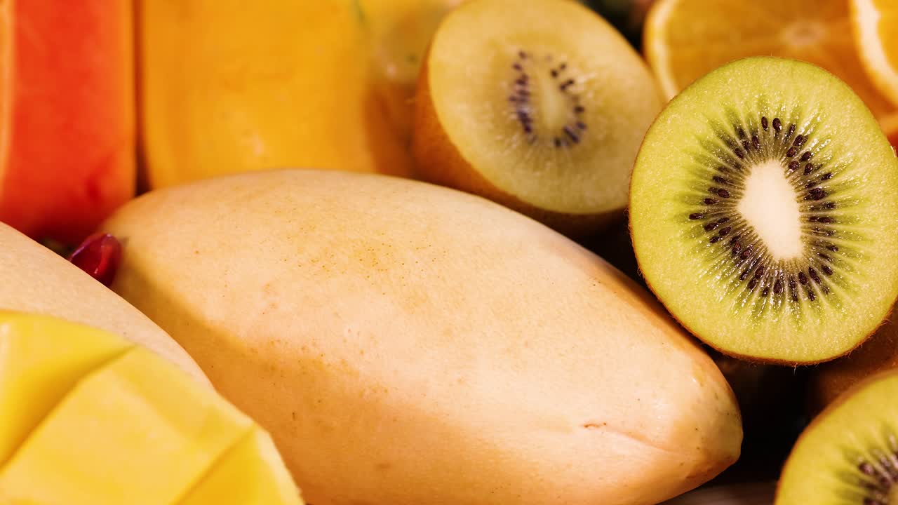 variedad de frutas expuestas sobre un fondo blanco