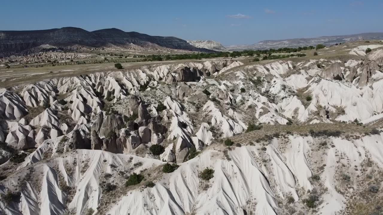 Volo con drone per ammirare i meravigliosi paesaggi della valle di Meskendir in Cappadocia, Turchia