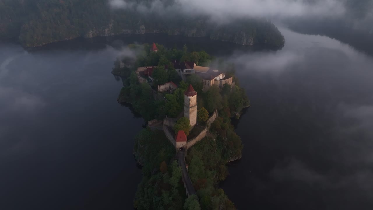 Alba scenografica sul Castello di Zvíkov e il fiume Moldava, Cechia