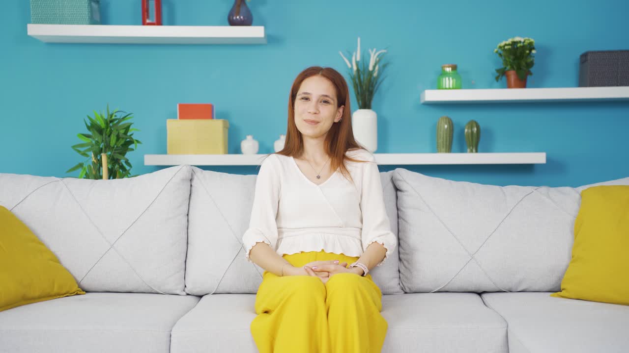 카메라를 향해 손을 흔드는 젊은 여성.