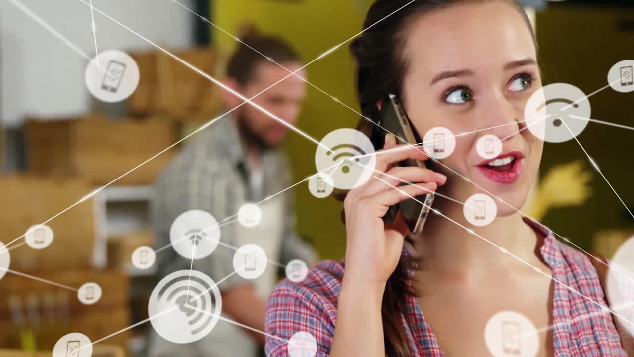 animación de la red de conexiones sobre una mujer caucásica hablando en un teléfono inteligente