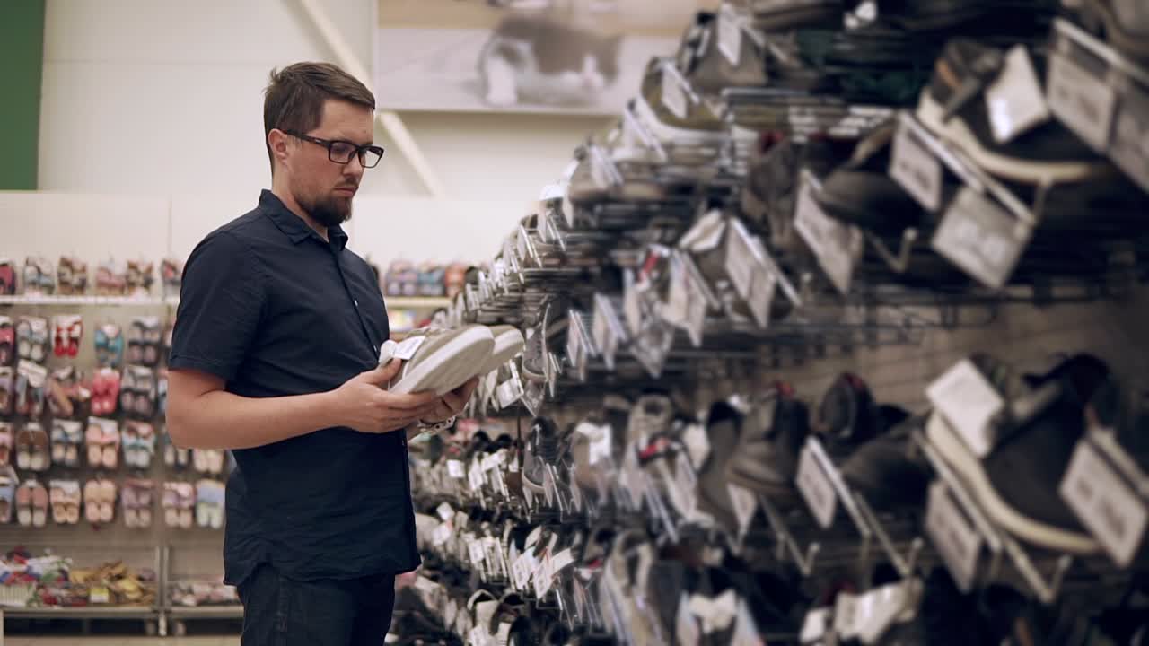 hombre comprando zapatos en una tienda